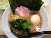 「ラーメン+味玉+温キャベツ+海苔（600+100+50+50円）」@横浜家系ラーメン田中の写真