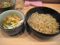 「つけ麺天日塩味（あつもり）+豚テール丼」@小麦と肉 桃の木の写真