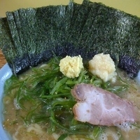 「ラーメン中盛り（￥800）+ノリ（￥100）+クキワカメ（￥10」@まこと家の写真