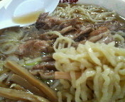 「とろ肉ラーメン 700円」@三日月軒 東中の口店の写真