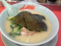 「醤油ラーメン+背脂」@山岡家 新宿歌舞伎町店の写真