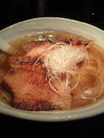 「豚トロチャーシューメン（醤油）+クーポンで烏龍茶」@手打ちラーメン創房 舌笑家の写真