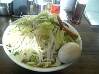 「雷そば（大盛）、味玉、にんにく、野菜マシ」@雷 北松戸本店の写真