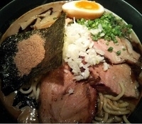 「黒真空そば+チャーシュー2枚（全直火）730円+200円」@喜元門 本店の写真