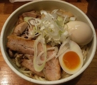 「塩汁なし中300グラム+あぶりチャーシュー+味玉」@らーめん 破顔の写真