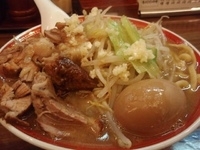 「極太にんにく醤油チャーシュー（1,030円）（ニンニク）+味付玉」@らーめん てらの写真