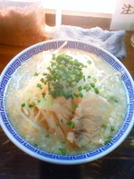 「醤油らー麺+グラスビール」@ラーメン無限大 船橋店の写真