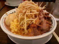 「ラーメン（小）550円（野菜、背脂、ニンニク全部増し）+味玉10」@麺屋 神やぐらの写真