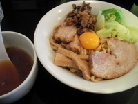 「特製ニボニボ油そば（スープ付） 極太平打麺」@音麺酒家 楽々の写真