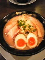 「とんこつ（700円）味玉トッピング」@こがね家の写真