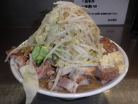 「ラーメン（600円）細切れチャーシュー（70円）野菜増し・ニンニ」@らーめん大 蒲田店の写真
