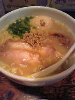 「白鶏ラーメン（サービスで大盛り）680円+味玉100円」@鶏の穴の写真