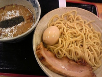 「つけめん（あつもり,中,300g）750円+味玉100円+肉増し」@つけめん・らあめん 福は内の写真