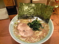 「ラーメン700円（油少なめ）」@横浜家系ラーメン やややの写真
