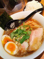 「醤油ラーメン（830円）」@黒味噌らーめん 初代けいすけ 品川店の写真