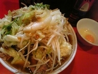 「小豚+ニンニク+生卵」@ラーメン二郎 府中店の写真