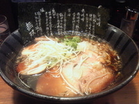 「焦がし醤油ラーメン（600円）味付玉子（100円）」@無双 六本木店の写真