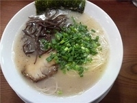 「らーめん（ハリガネ）+替え玉（粉落とし）」@博多長浜らーめん ぼたん 高田馬場店の写真