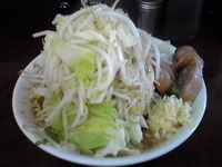 「小ラーメン+つけ味（麺固め、ニンニクマシマシ、野菜）」@ラーメン二郎 めじろ台法政大学前店の写真