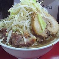 「小豚+巻ちゃぁ（ニンニク、ヤサイトリプル）」@蓮爾 登戸店の写真