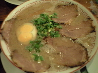 「だるまチャーシュー（860円）+もつまんま（220円）+替え玉（」@だるま大使 本店の写真