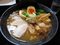 「特製濃厚豚骨魚介そば（中盛）」@麺屋33の写真