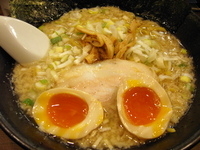 「ラーメン大盛り+煮玉子」@岩本屋 金沢店の写真