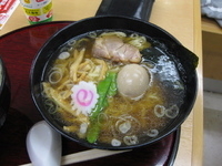 「佐野らーめん+ミニネギチャーシュー丼+味玉（1000円）」@らーめん さのや 東北自動車道下り佐野SA店の写真