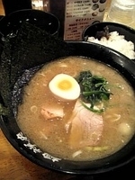 「とんこつ醤油らーめん+ライス（おしんこ付き）」@麺祥来の写真