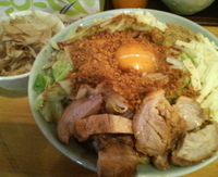 「あえそば かつおぶし 魚粉 チーズ 野菜増し にんにく」@えぼし麺 菜良の写真