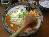 「火吹0.5玉増（太麺）+こってり+バター+野菜増」@味噌一 常盤台店の写真