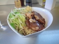 「汁無し油あえそば中（770円）ニンニク」@ラーメン北郎の写真