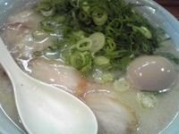 「ネギチャーシューメン+煮たまご+中ライス+替玉」@博多濃麻呂 二子玉川店の写真