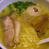 「白鶏らーめん 680円 + 味付け玉子（My箸サービス）」@鶏の穴の写真