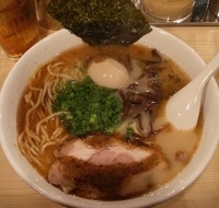 「らーめん黒+サービス味玉、チャーシューごはん」@不知火の写真