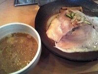 「とろ肉麦味噌つけ麺あつもり（900円）」@とろ肉つけ麺 魚とんの写真