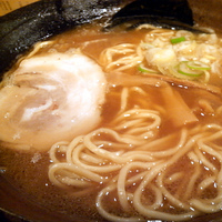 「醤油ラーメン（中盛り） ￥720」@つけ麺屋 やすべえ 新宿店の写真