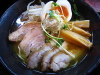 「特製丸鶏旨味そば（醤油）（950円）」@麺屋33の写真