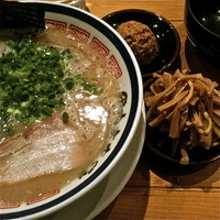 「ラーメン（￥680）赤オニ（￥100）メンマ（￥100）替玉（無」@博多長浜らーめん 田中商店の写真