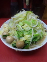 「ラーメン（ニンニク） + うずら」@ラーメン二郎 大宮店の写真