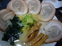 「塩チャーシュー（880円）+大盛り（100円）+ライス（150円」@信源の写真