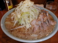 「小ブタ（700円）野菜・ニンニク」@ラーメン二郎 亀戸店の写真