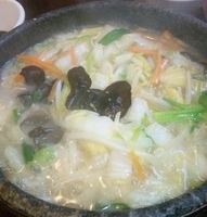 「石焼野菜塩タンメン・ぎょうざ定食934円」@爆裂石焼らーめん 一兆 つくば店の写真