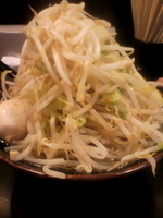 「らーめん（野菜大盛・ニンニク）+味玉サービス=690円」@麺屋 荒井の写真