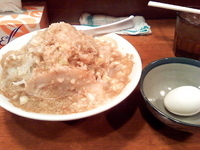 「ラーメン（野菜+玉葱+脂+ニンニク+生玉子）」@らーめん kaeruの写真