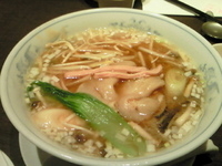 「フカヒレ姿煮入りスープそば （塩味の麺に醤油味のフカヒレ） 	￥」@中国名菜 吉鳳園 柏本店の写真