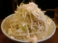 「ぶた入り（ヤサイニンニクマシマシアブラマシマシ）麺かため￥800」@ラーメン二郎 池袋東口店の写真