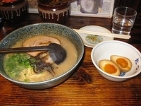 「博多ラーメン（バリカタ）+煮玉子」@たつ屋の写真