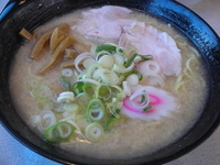 「とんこつしょうゆラーメン700円」@麺や 蒼天 川越店の写真