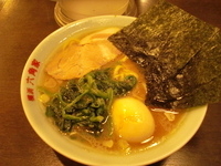 「ラーメン（濃いめ固め）+崩れ味玉」@横浜 六角家 御徒町店の写真